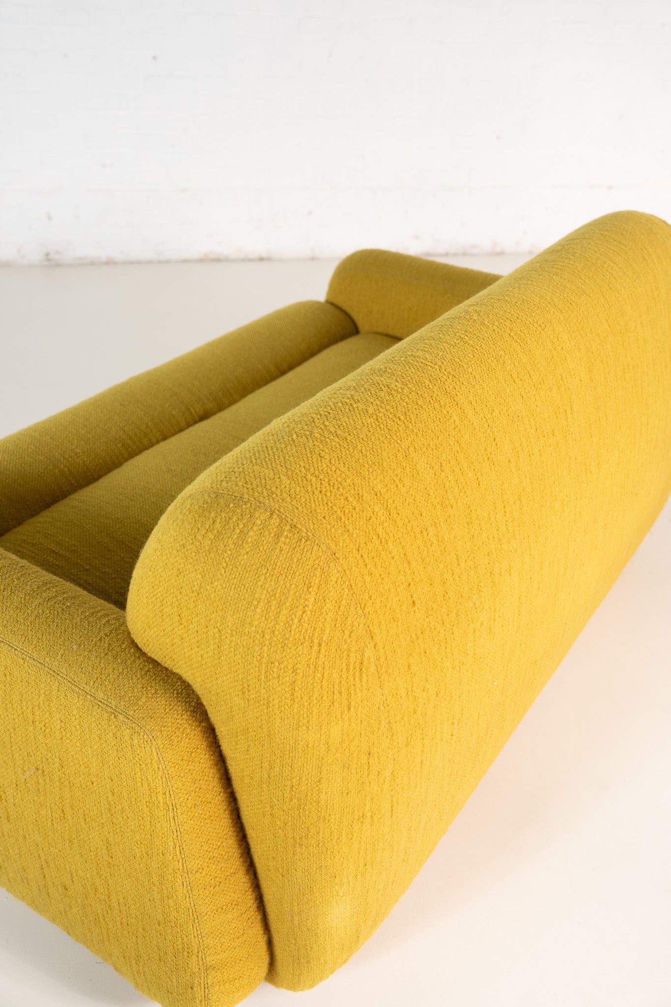 MID CENTURY 2-ZITSBANK IN MOSTERDGEEL