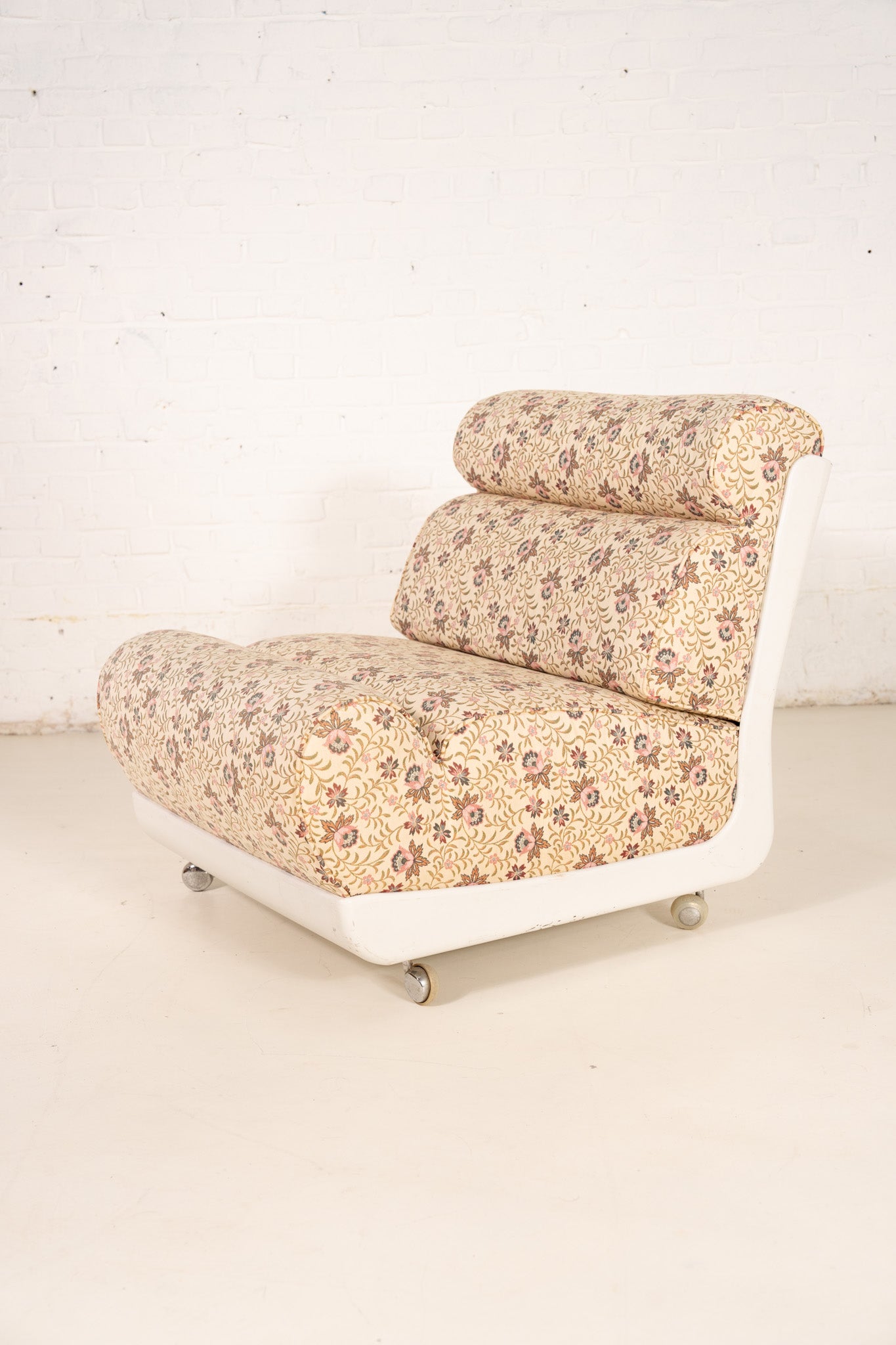 FLOWER PRINT 1970s LOUNGE CHAIR