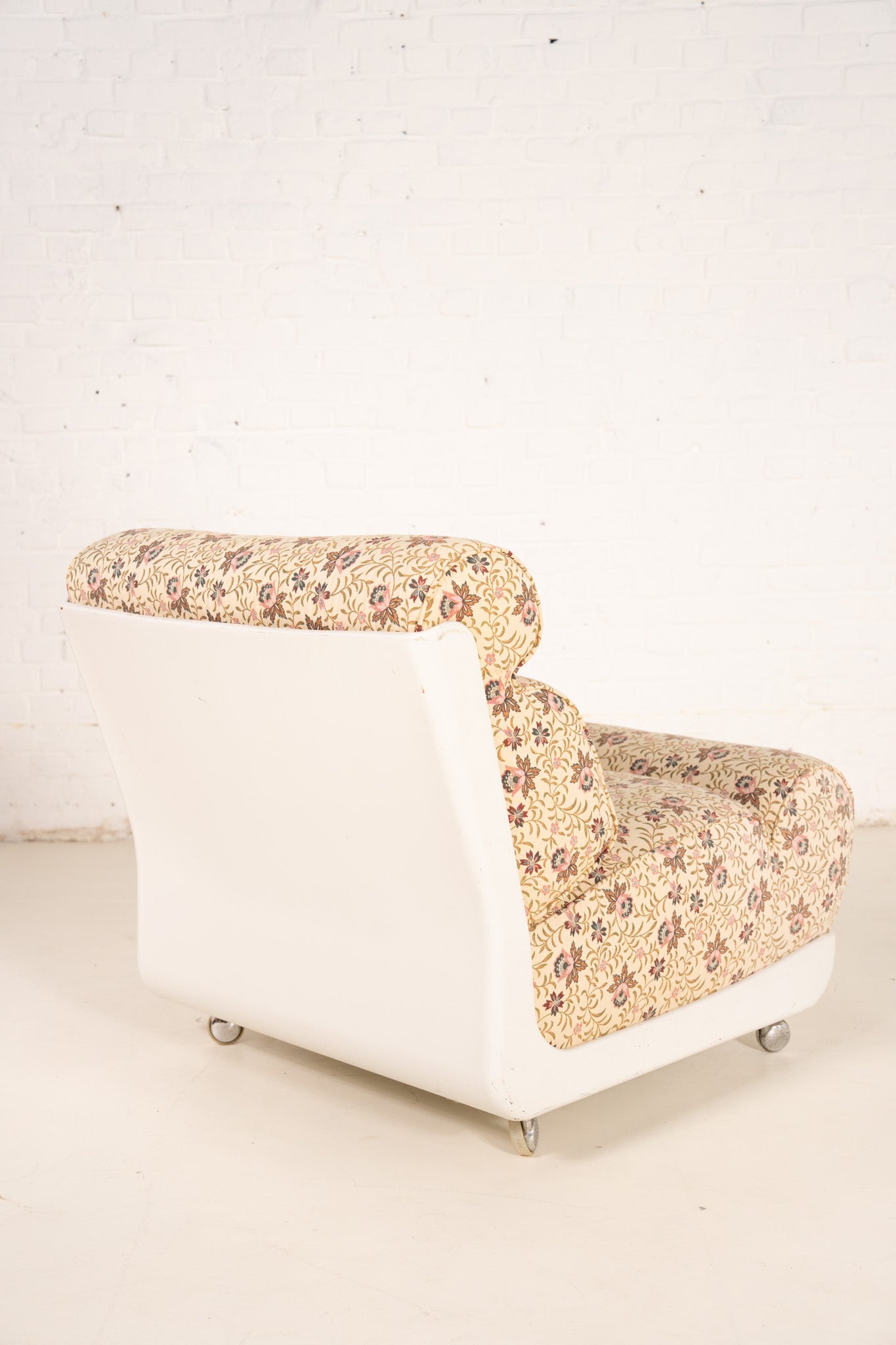 FLOWER PRINT 1970s LOUNGE CHAIR