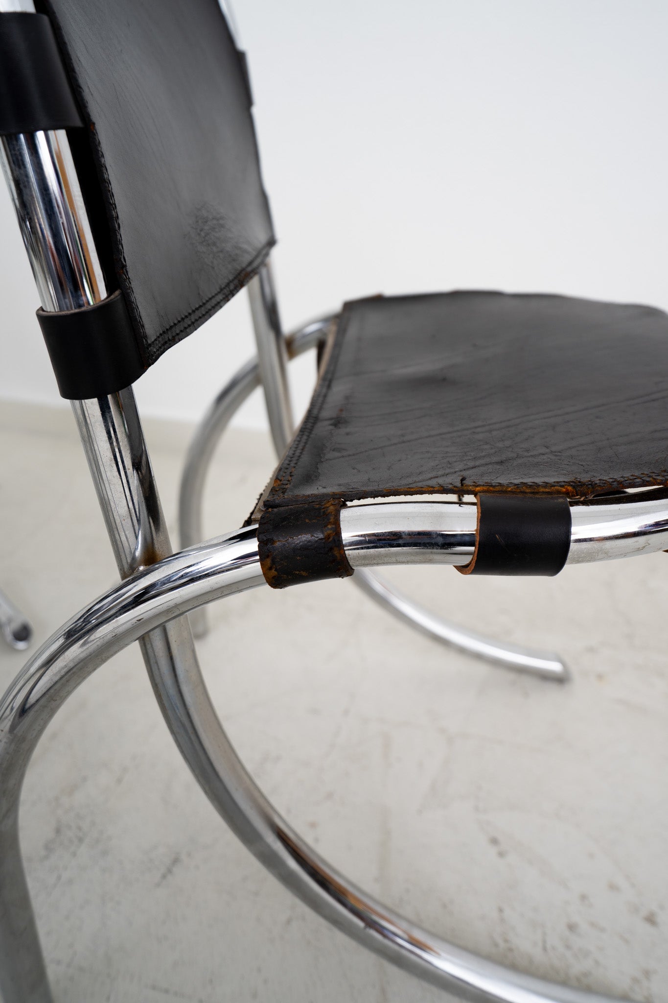 CHROME AND LEATHER MEDUSA DINING CHAIRS BY STUDIO TETRARCH FOR ALBERTO BAZZANI (4)
