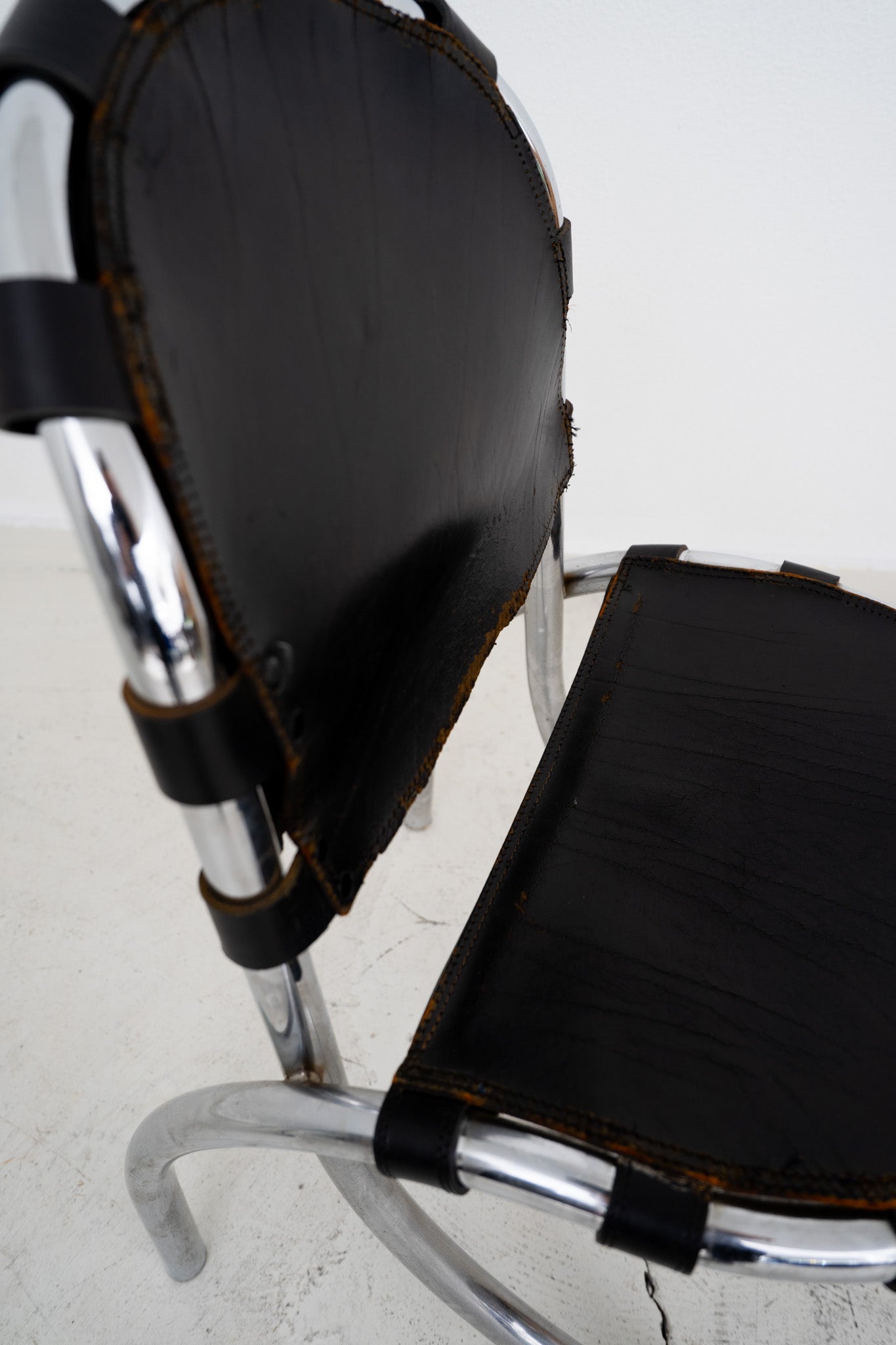 CHROME AND LEATHER MEDUSA DINING CHAIRS BY STUDIO TETRARCH FOR ALBERTO BAZZANI (4)