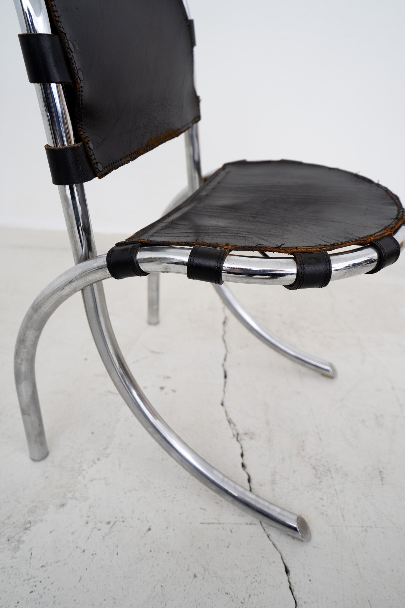 CHROME AND LEATHER MEDUSA DINING CHAIRS BY STUDIO TETRARCH FOR ALBERTO BAZZANI (4)