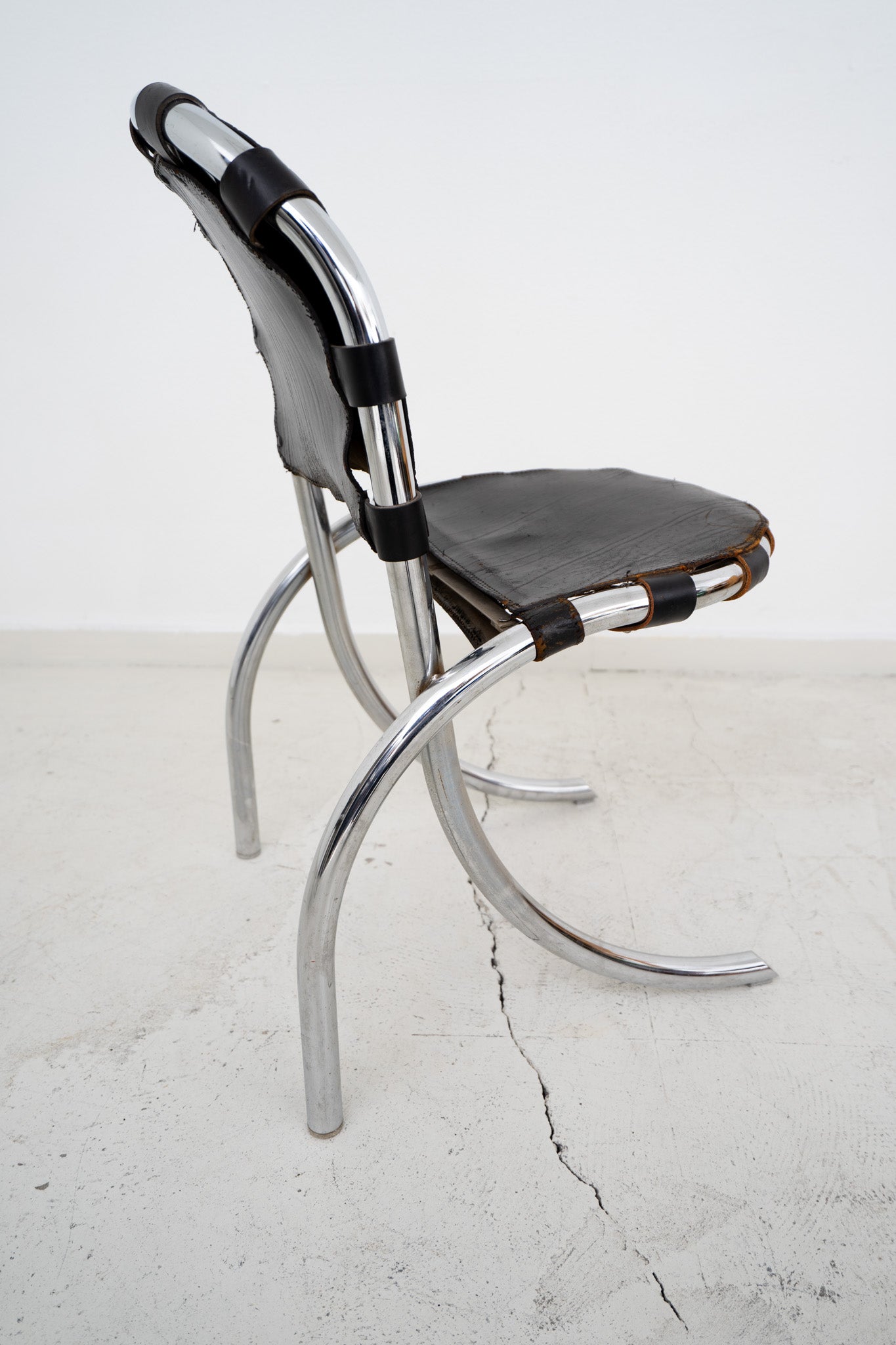 CHROME AND LEATHER MEDUSA DINING CHAIRS BY STUDIO TETRARCH FOR ALBERTO BAZZANI (4)
