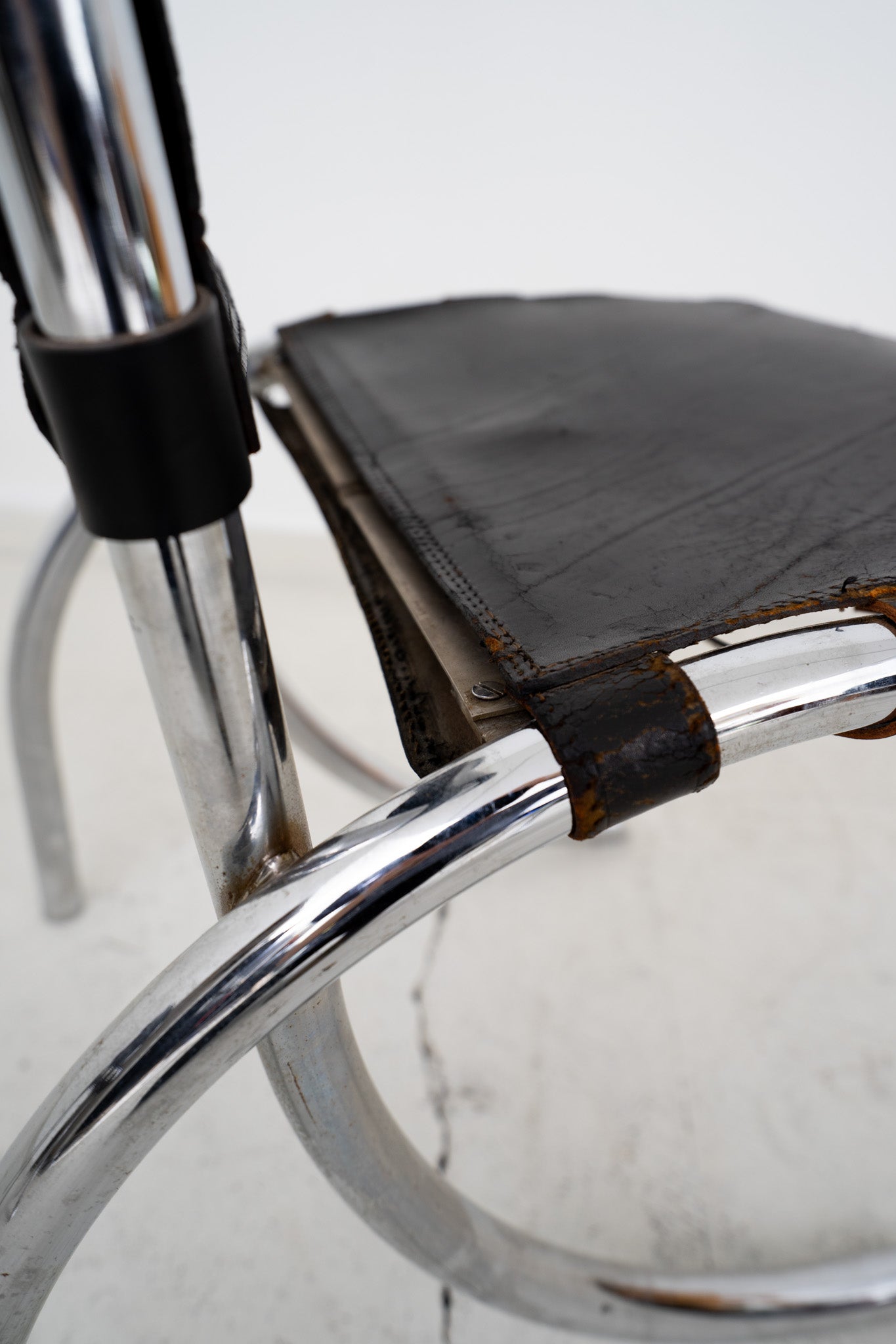 CHROME AND LEATHER MEDUSA DINING CHAIRS BY STUDIO TETRARCH FOR ALBERTO BAZZANI (4)