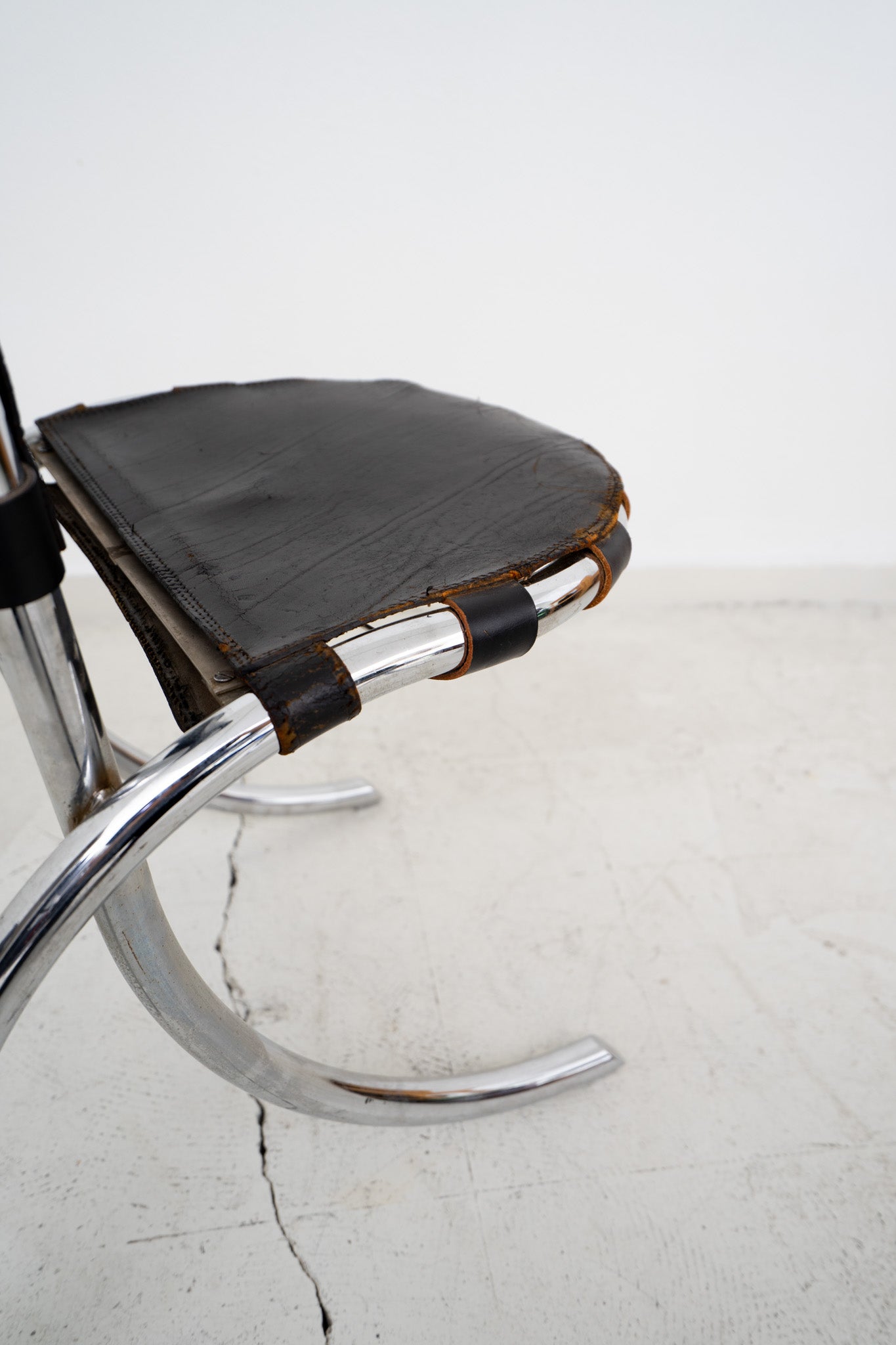 CHROME AND LEATHER MEDUSA DINING CHAIRS BY STUDIO TETRARCH FOR ALBERTO BAZZANI (4)