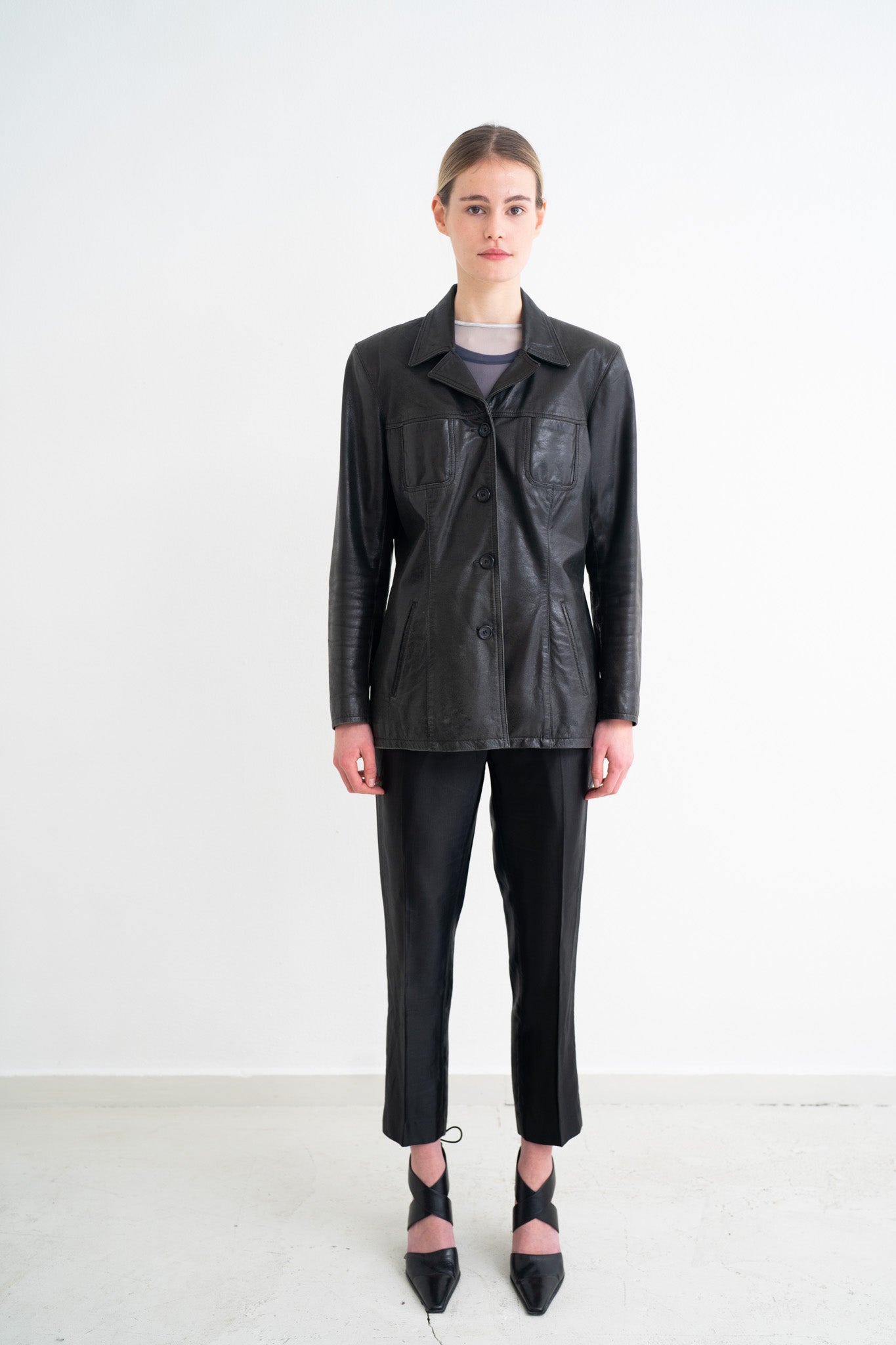 SLEEK LEATHER BLAZER