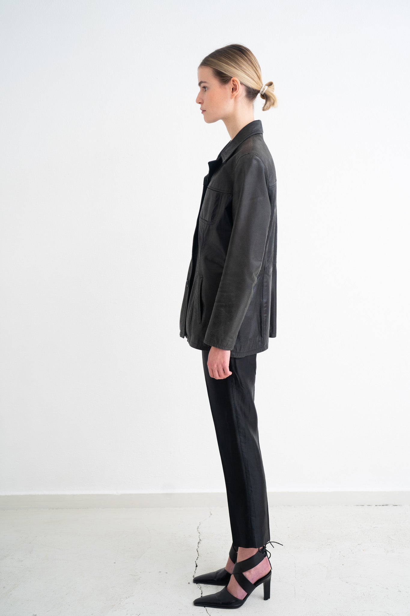 SLEEK LEATHER BLAZER
