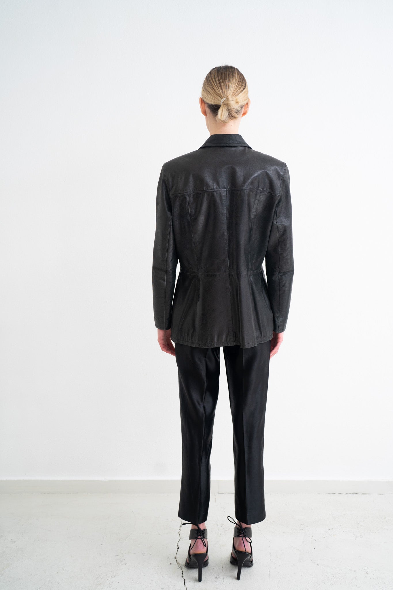 SLEEK LEATHER BLAZER